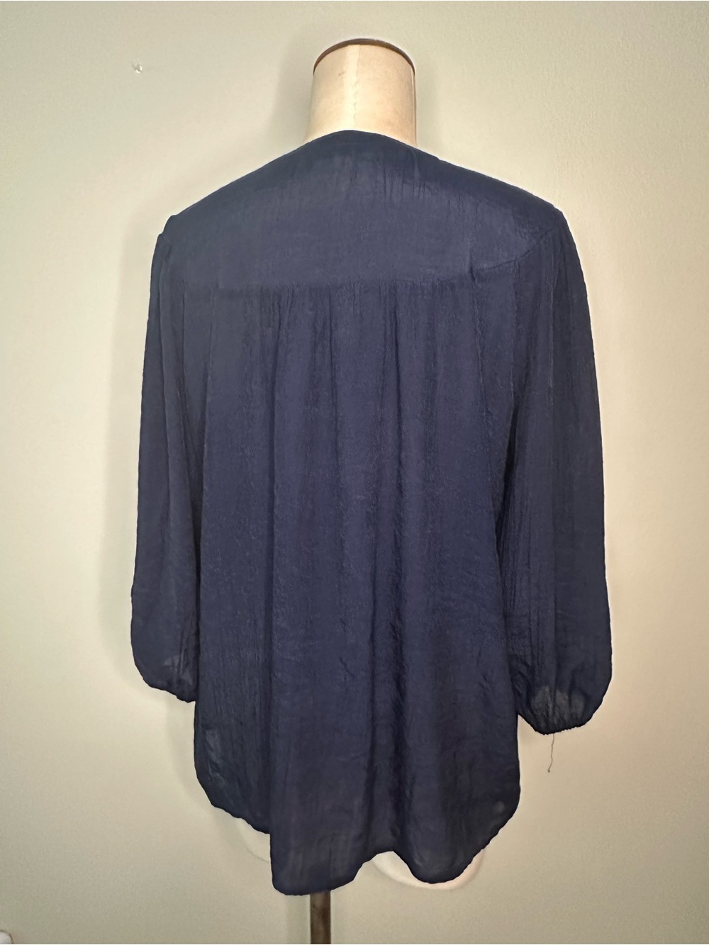 Nanette Lepore navy Lrg button front, 3/4 sleeve rayon/poly crinkle fabric - Picture 2 of 6